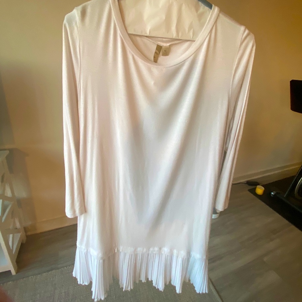 White 3/4 length sleeve shirt